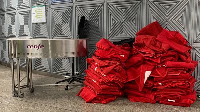 Mantas en el suelo y confusión en Atocha el día después del apagón Mantas en el suelo y confusión en Atocha el día después del apagón