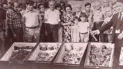 "Enterrarlos bien": las 'exhumaciones tempranas' de la Transición y los pioneros de la memoria democrática