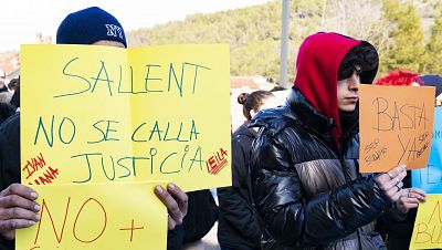 Una marcha silenciosa clama "justicia" tras el suicidio del niño trans que sufría acoso escolar: "No más silencio"