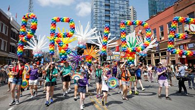 Las marchas del Orgullo LGTBIQ+ llenan de mensajes reivindicativos las calles de ciudades de todo el mundo