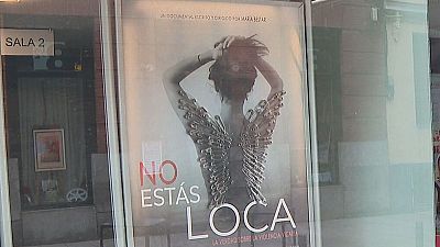 Un cartel publicitario de un documental presenta a una persona de espaldas con alfileres de gancho que simulan alas. El título del documental es "No estás loca, la verdad sobre la violencia vicaria", escrito y dirigido por una persona. Un cartel publicitario de un documental presenta a una persona de espaldas con alfileres de gancho que simulan alas. El título del documental es "No estás loca, la verdad sobre la violencia vicaria", escrito y dirigido por una persona.