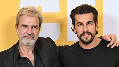 Mario Casas y Alberto San Juan satirizan el franquismo en 'La cena': "Creemos que es lejano, pero lo seguimos arrastrando"