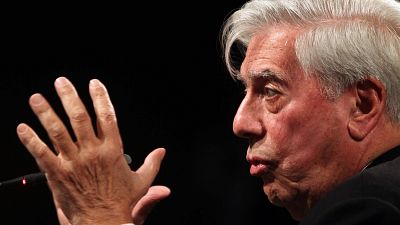 Mario Vargas Llosa, el Nobel escribidor metido a político que acabó en las páginas de papel couché