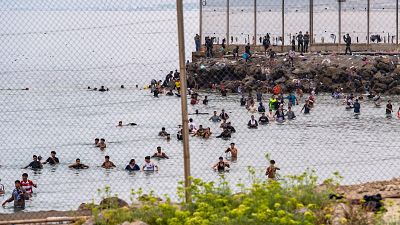 Marruecos culpa a las redes sociales y las mafias de la crisis en Ceuta y cifra en 40.000 los migrantes que llegaron