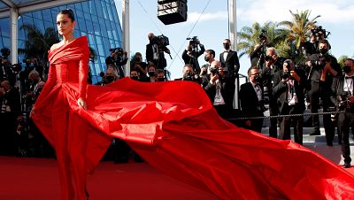 Marta Lozano, la 'reina roja' de Cannes con este vestidazo de Lorenzo Caprile