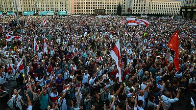 Más de 10.000 personas protestan en Bielorrusia mientras Lukashenko acusa a la oposición de querer tomar el poder