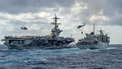 Más de 240 días sin pisar tierra: la vida a bordo de los 5.000 marineros del portaaviones Abraham Lincoln de EE.UU.