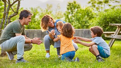 El 77% de los españoles cree que no se tienen más hijos por falta de medios económicos