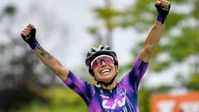 Mavi García celebra su victoria de etapa en el Tour de Francia femenino 2025.