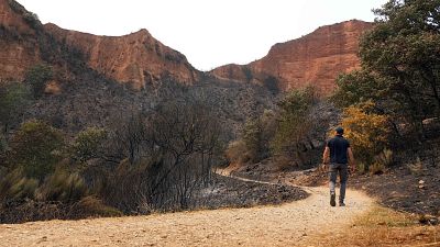 Las Médulas, un paraje Patrimonio de la Humanidad "de valor incalculable" teñido de negro por el fuego