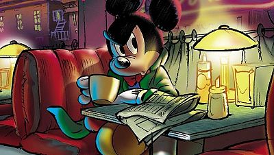 Portada de cómic: Mickey Mouse, pensativo, lee un periódico en una cafetería nocturna.  En la mesa hay un servilletero y condimentos.