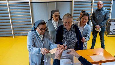 Monjas, jóvenes y rocieros: las mejores imágenes de la jornada electoral del 28M