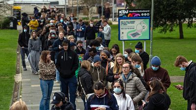 Estudiantes hacen cola para recibir antibióticos en la Universidad de Kent en Canterbury tras un brote de meningitis
