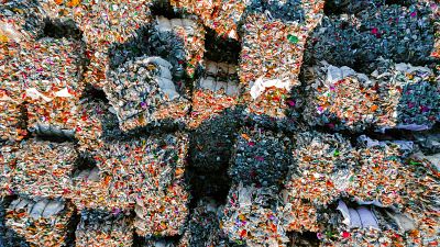 El mundo sigue sin frenar la contaminación por plástico: menos del 10% se crea a partir de material reciclado