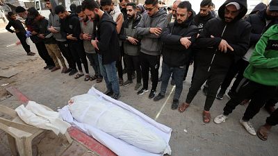 Al menos 32 palestinos muertos en Gaza por ataques israelíes pese al alto el fuego