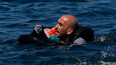 Al menos 34 refugiados sirios muertos, 15 de ellos menores, en otro naufragio frente a la isla griega de Lesbos