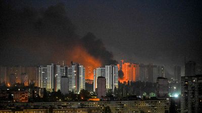 Mueren al menos 20 personas en un nuevo ataque masivo ruso contra Kiev en vísperas de la cumbre de la OTAN
