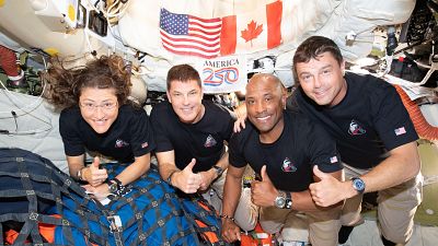Los astronautas Christina Koch, Victor Glover, Reid Wiseman y Jeremy Hansen posan en el interior de la nave espacial Orion durante la misión Artemis II.