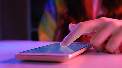 Los mensajes de odio contra personas LGTBI+ en X forman parte de una campaña estructurada