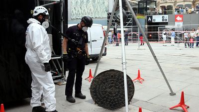 La Unitat del Subsòl de Mossos d'Esquadra inspecciona una claveguera propera a la Sagrada Família