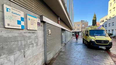 Una ambulància aturada davant del CAP Centre de Sabadell Una ambulància aturada davant del CAP Centre de Sabadell