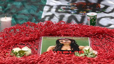 Altar improvisado con velas y flores frente al Palacio de Gobierno de Morelos durante la marcha estudiantil por Claudia Tacoronte. Altar improvisado con velas y flores frente al Palacio de Gobierno de Morelos durante la marcha estudiantil por Claudia Tacoronte.