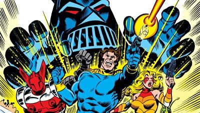 Tres personajes, un hombre y una mujer con pistolas y un robot, luchan contra un enorme robot oscuro en una escena de acción de la portada del cómic 'Los Micronautas'.