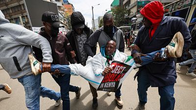 Un activista keniano grita consignas contra un centro de cuarentena para el ébola en Nairobi, Kenia Un activista keniano grita consignas contra un centro de cuarentena para el ébola en Nairobi, Kenia