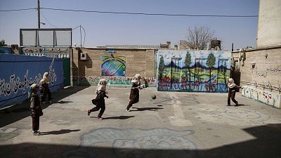El miedo de las niñas iraníes a ir a clase tras los envenenamientos: "Tiene 'flashbacks' y ataques de pánico"