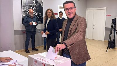 Gallardo seguirá al frente del PSOE de Extremadura tras ganar las primarias con el  62,61% de los votos