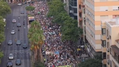 Milers de persones es manifesten contra la massificació turística a Palma
