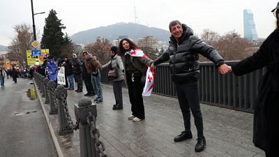 Miles de georgianos forman una cadena humana en Tiflis a favor de la integración en Europa y en contra del Gobierno