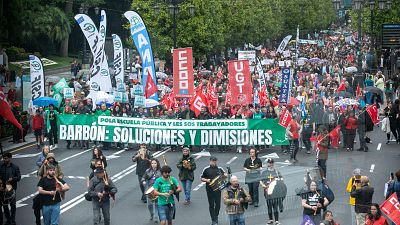 Miles de manifestantes secundan en Oviedo las reivindicaciones del profesorado, "harto de ser precarizado"
