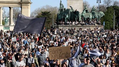 Miles de personas denuncian con una marcha "gris" en la capital húngara los ataques de Orbán a la comunidad LGTBI