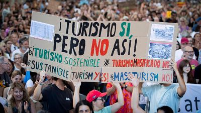 Miles de personas protestan en Palma contra la masificación turística de la isla: "Pongamos límites al turismo"