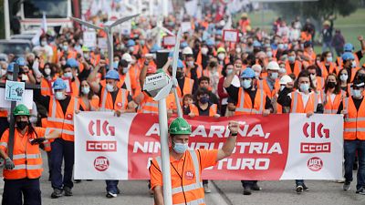 Miles de personas reclaman un futuro para las plantas de Alcoa y Vestas en A Mariña