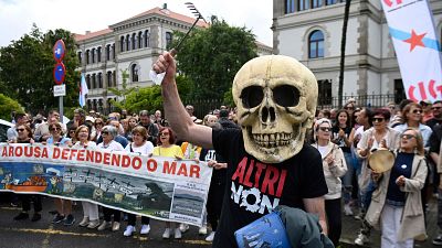 Miles de personas rodean la sede de la Xunta de Galicia contra la fábrica de celulosa al grito de "Altri no"