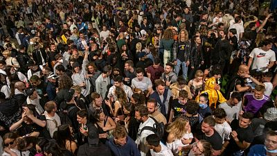 Madrugada de fiesta y aglomeraciones en las calles de varias ciudades en la primera noche sin toque de queda