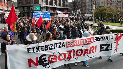 Miles de personas se manifiestan en Bilbao para "reivindicar el derecho universal a la vivienda"