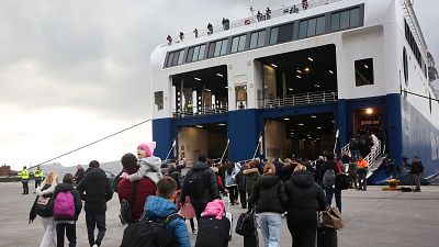 Miles de personas siguen huyendo de Santorini mientras los seísmos se suceden en la isla