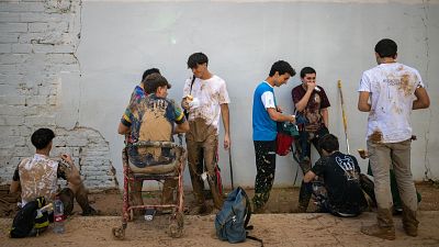 Miles de voluntarios ayudan a los vecinos afectados por la DANA: "Sabemos lo que hay y qué vamos a ver"