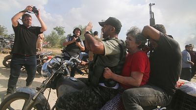 Las milicias de Hamás secuestran a decenas de civiles y militares como "prisioneros de guerra"