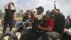 Las milicias de Hamás secuestran a decenas de civiles y militares como 