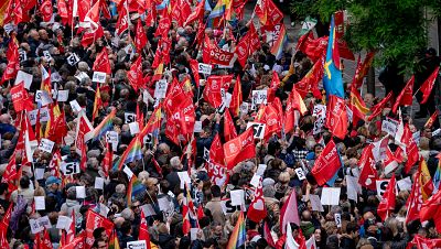 Una multitudinaria concentración en Ferraz muestra su apoyo a Sánchez y le pide que se quede: "No estás solo"