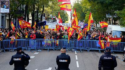 Un millar de personas se concentra frente a la sede del PSOE en Ferraz tras el acto del PP