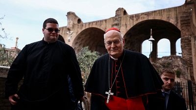 En la misa del cardenal Erdö, papable conservador, entre grupis y turistas: "Igual estamos viendo al próximo papa"