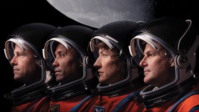 Los cuatro astronautas que viajarán en la misión Artemis II de la NASA y la luna de fondo
