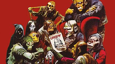Criaturas monstruosas, incluyendo un esqueleto y un monstruo cadavérico, rodean un cómic titulado "CREEPY" en una ilustración de fondo rojo. Escena de lectura o contemplación compartida. Criaturas monstruosas, incluyendo un esqueleto y un monstruo cadavérico, rodean un cómic titulado "CREEPY" en una ilustración de fondo rojo. Escena de lectura o contemplación compartida.