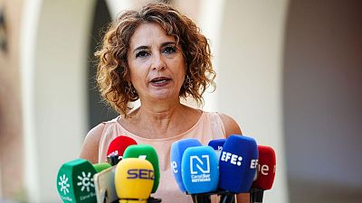 La vicepresidenta primera del Govern i ministra d'Hisenda, María Jesús Montero, atén els mitjans La vicepresidenta primera del Govern i ministra d'Hisenda, María Jesús Montero, atén els mitjans