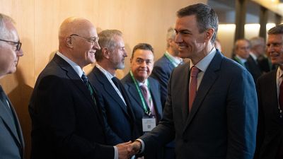 El president del Govern, Pedro Sánchez, saluda al president del Banc Sabadell, Josep Oliu, durant la 40 Va reunir Cercle d'Economia El president del Govern, Pedro Sánchez, saluda al president del Banc Sabadell, Josep Oliu, durant la 40 Va reunir Cercle d'Economia